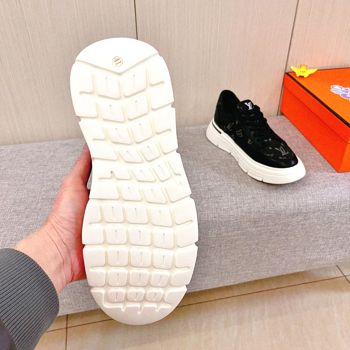 🚘🚘Factory batch 420 men's shoes💰[LV]🔥Louis Vuitton high-end men's shoes brand official website 1:1 latest masterpiece: the upper is made of Italian imported first-layer cowhide with a comfortable and breathable lining➕original non-slip and wear-resistant outsole🔥, making walking more convenient and comfortable! An exclusive new model, a stunning work, a beautiful 1:1 replica [color] compared to the official quality! Create a fashionable personality to set off your uniqueness! A must-have for trendy men! Classic 🔥Size: 38-44 Color: 🔥 2⃣️colors available🔥.